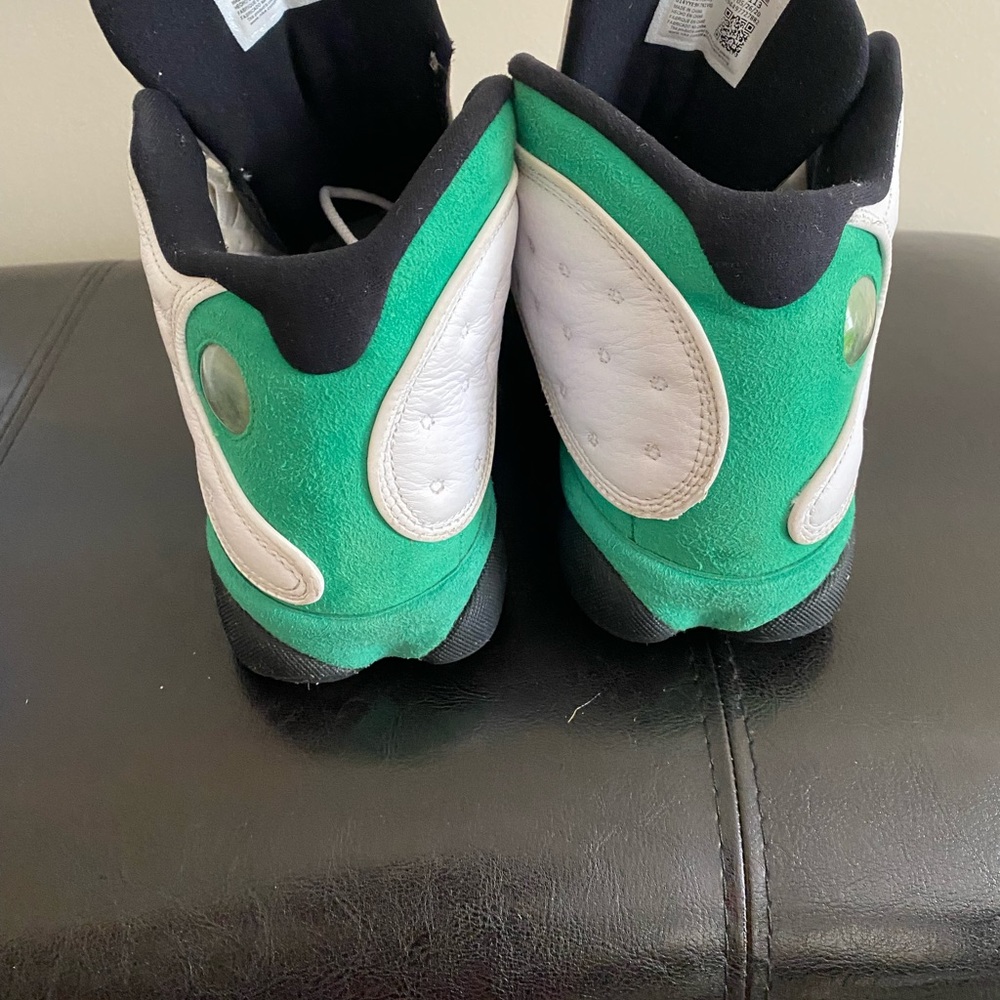 Air Jordan green in good condition laces inside the sneakers